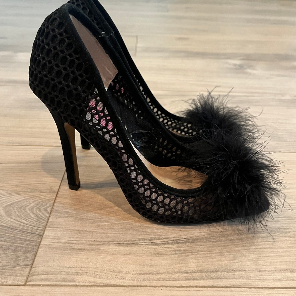 Betsey Johnson Mae Pump Mesh Feather Pom Black Size 7 Stiletto Pointed Toe
